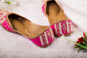 Pure Leather Pink Jutti with Golden Threads & Zari Work